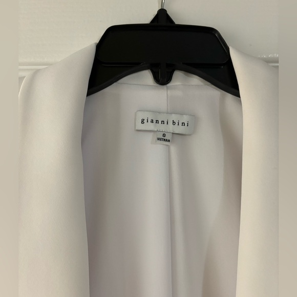 Gianni Bini
Jemma Satin Ruched 3/4 Sleeve Shawl Collar Boyfriend Blazer - Picture 4 of 7